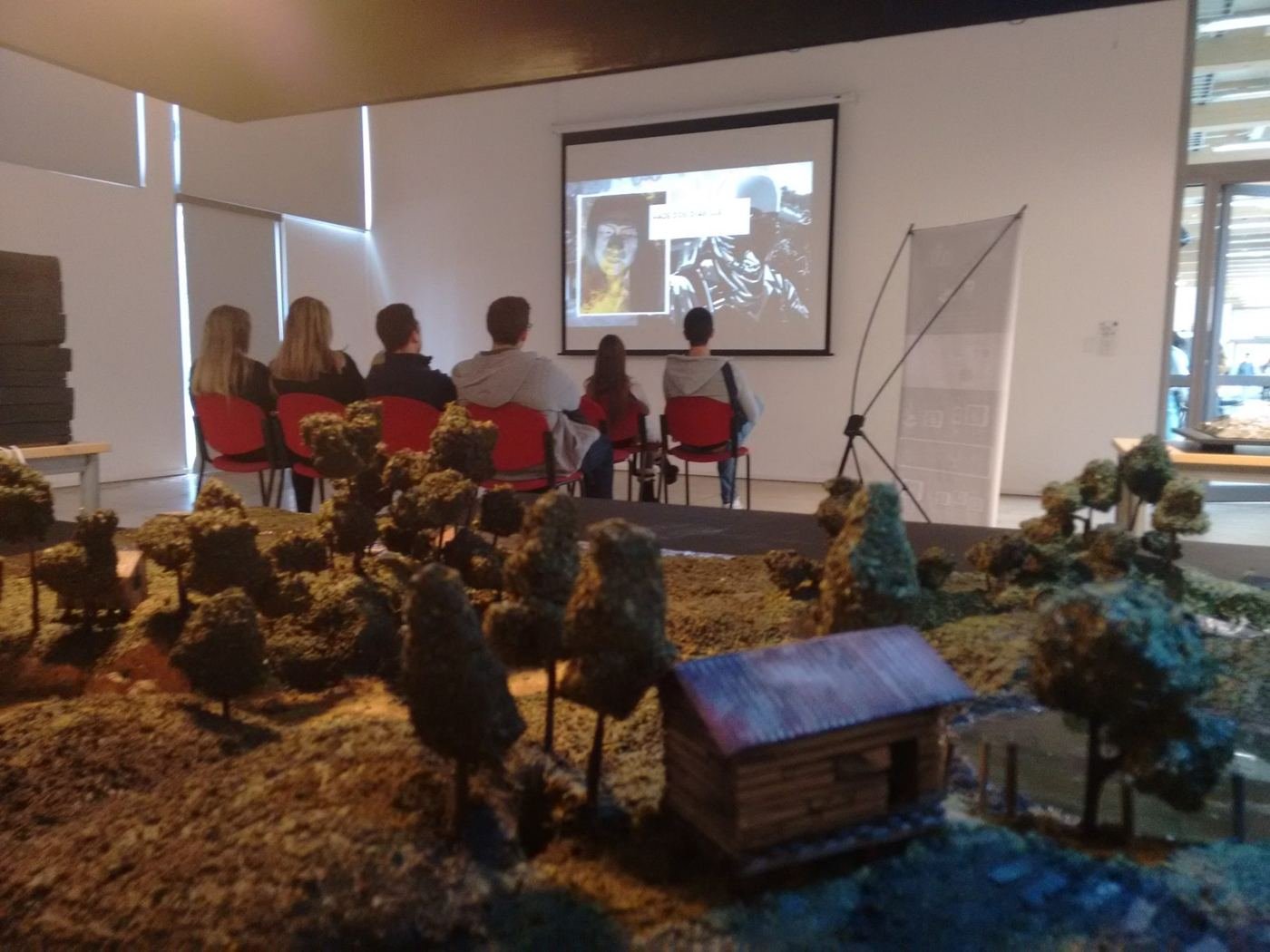 Público en la exposición de 4 Ríos