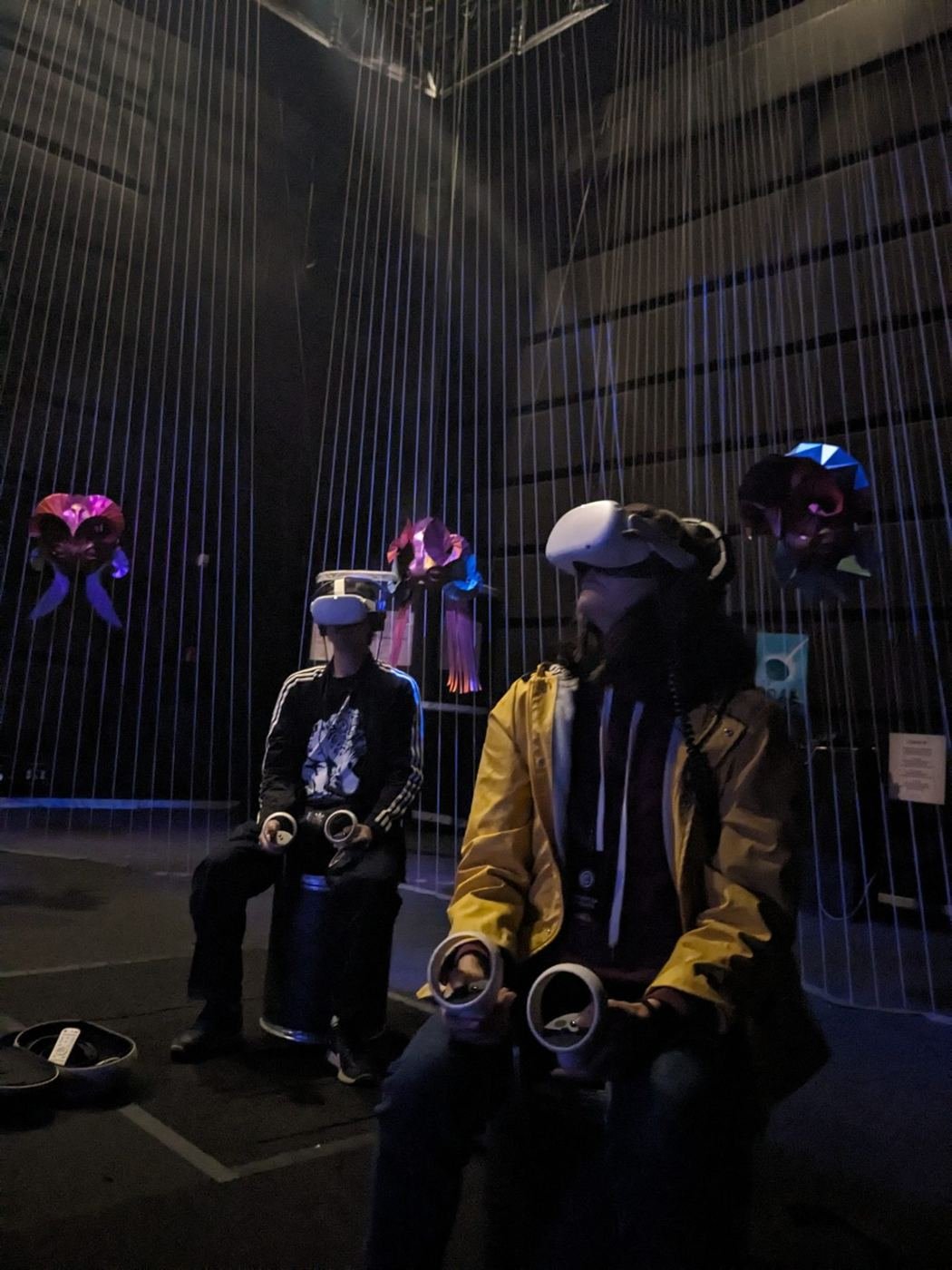 Visitantes con visores de realidad virtual en Códice Futuro