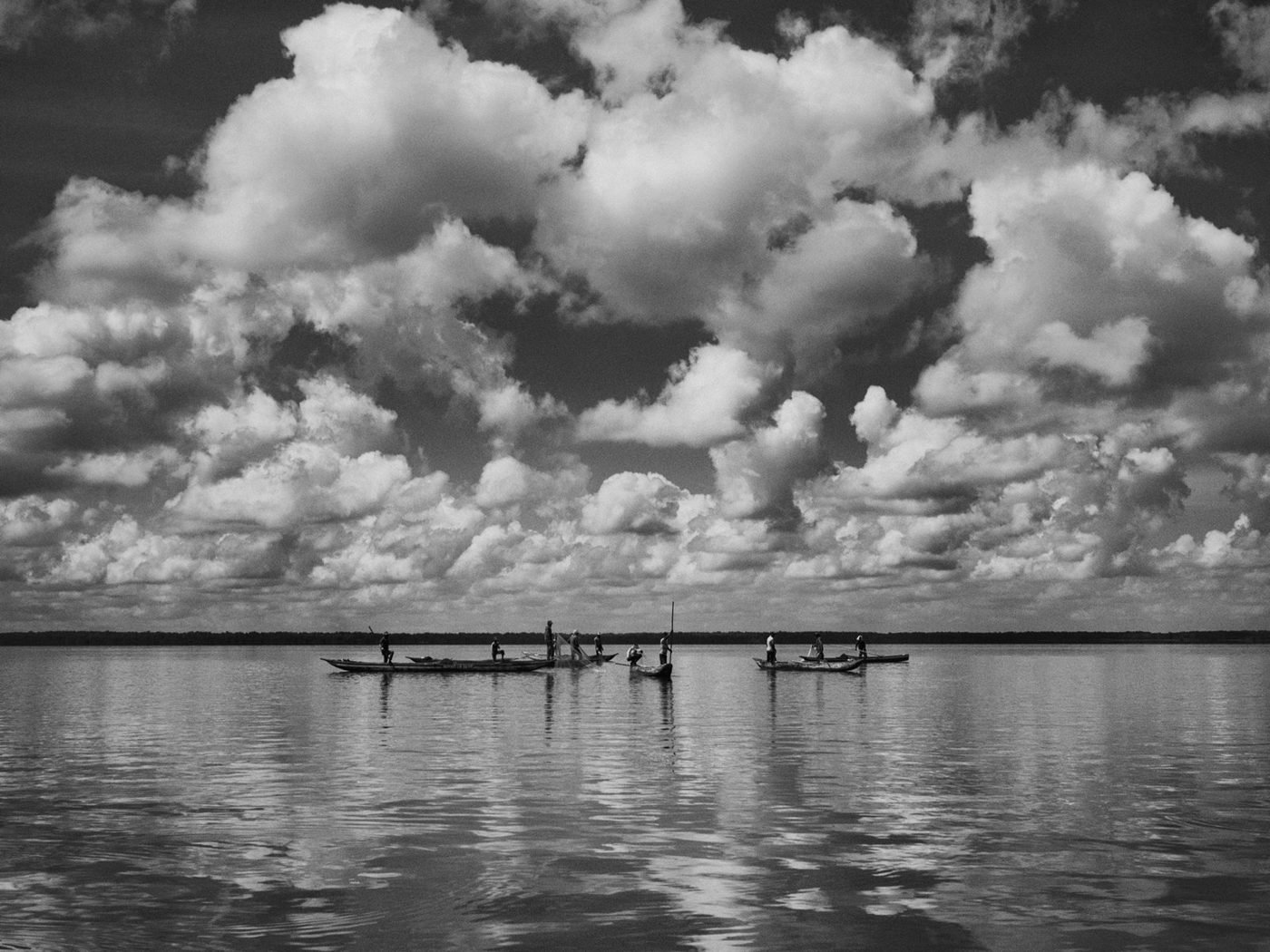 Canoas de pescadores bajo un cielo de nubes en la Ciénaga Grande. Foto: Jorge Panchoaga