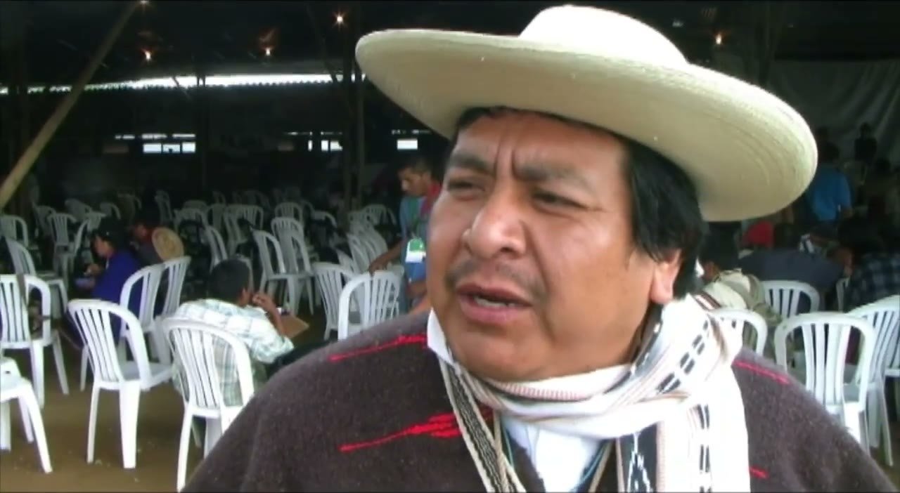 Un delegado habla en la Cumbre del Abya Yala, con el público sentado detrás