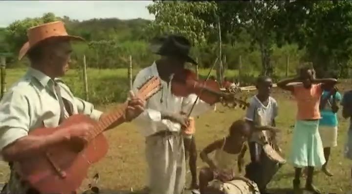 Músicos con guitarra, violín y tambor acompañan la grima