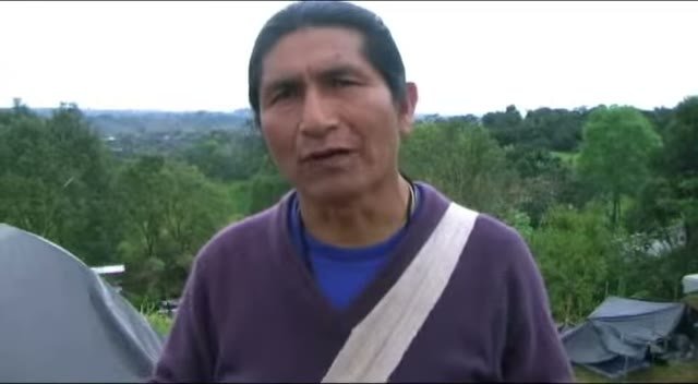 Un delegado habla frente a las carpas del resguardo La María